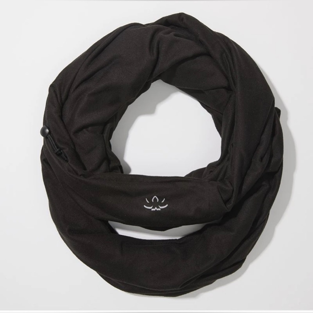 NWT Beyond Yoga Infinity Scarf with Zip Pocket